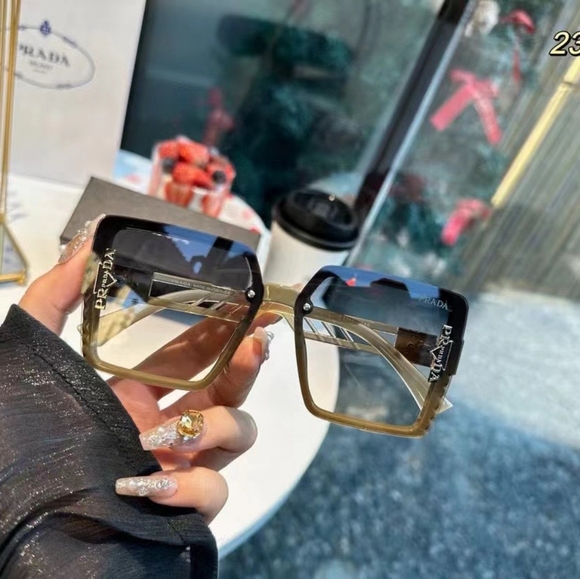 Prada sunglasses - Picture 7 of 9